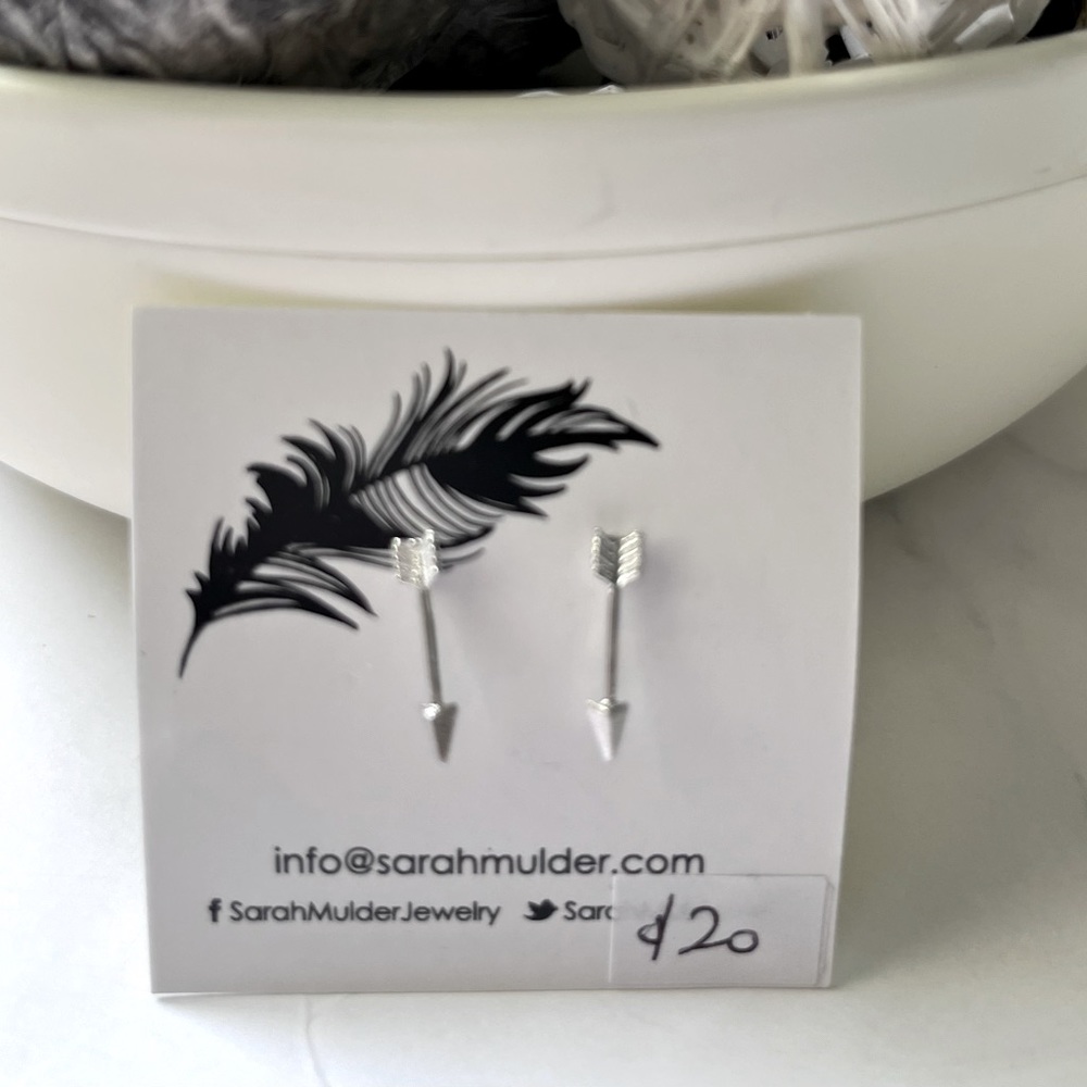 NEW Sarah Mulder arrow stud earrings